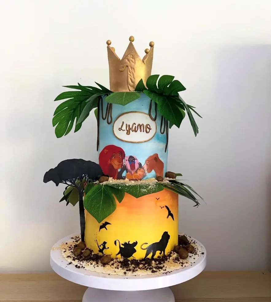 Gâteau Roi Lion à deux étages avec couronne dorée et personnages